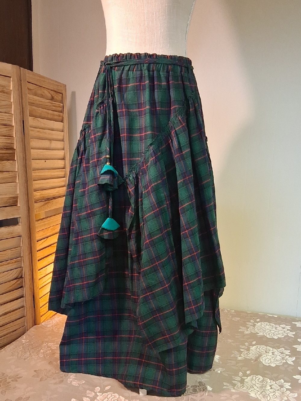 Scottish Tartan Women's Plaid Tiered Maxi Skirt with Tassel Detail Size L
